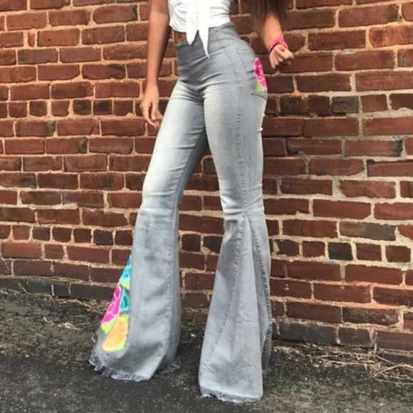 Judith March Denim - 💖 Judith March Embroidered Vintage Gray Flare Pull On Jeans Floral Accents Sz L